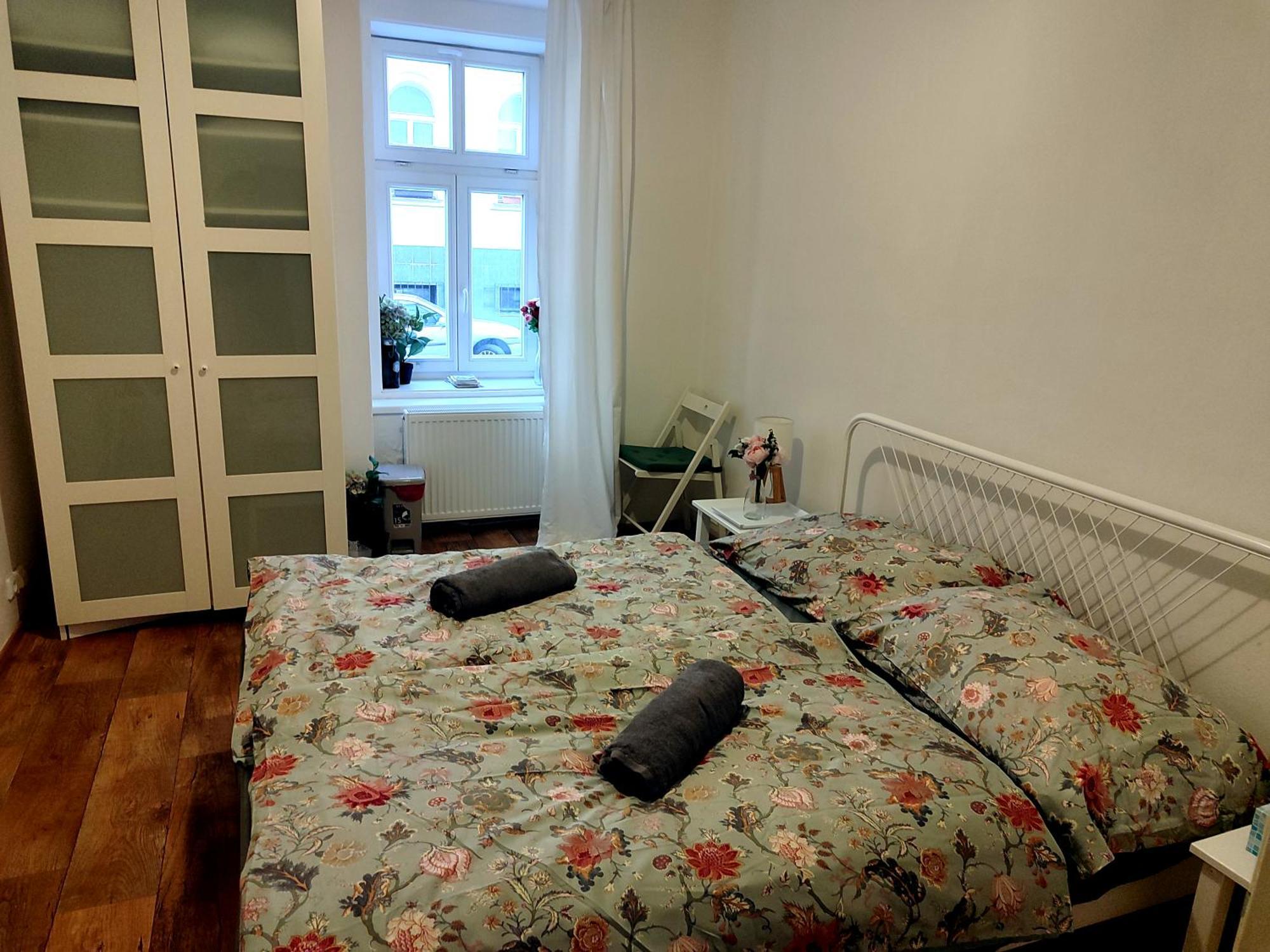 With Double Bed In Zizkov - Shared Bathroom Habitación en casa particular Praga