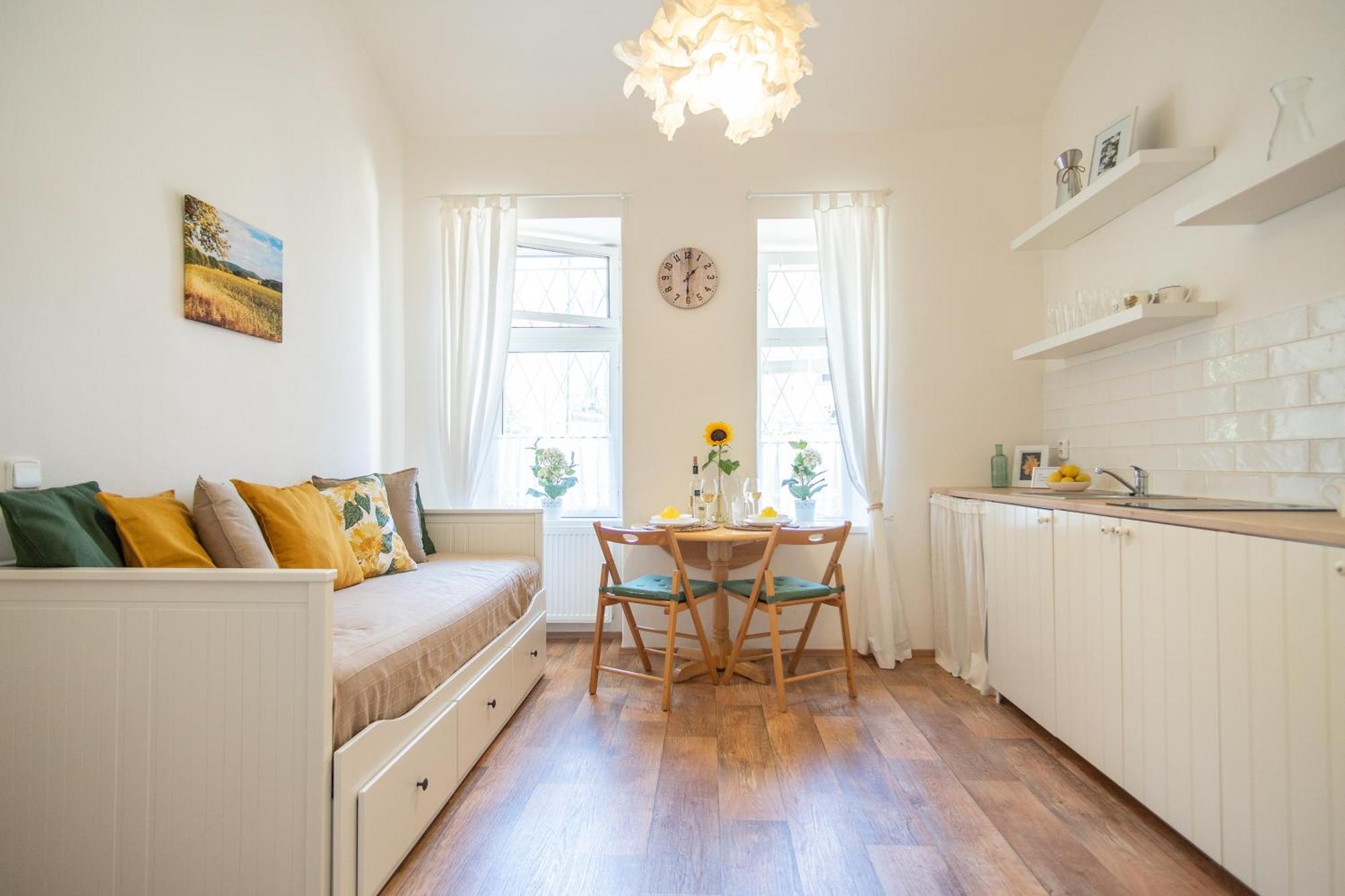 With Double Bed In Zizkov - Shared Bathroom Habitación en casa particular Praga